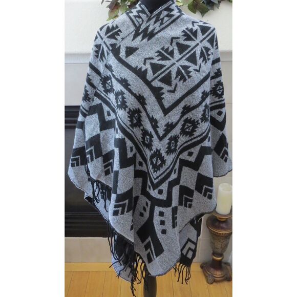 rue21 Aztec Print Shawl/Wrap  Balck & Gray  One Size  EUC - Picture 5 of 8